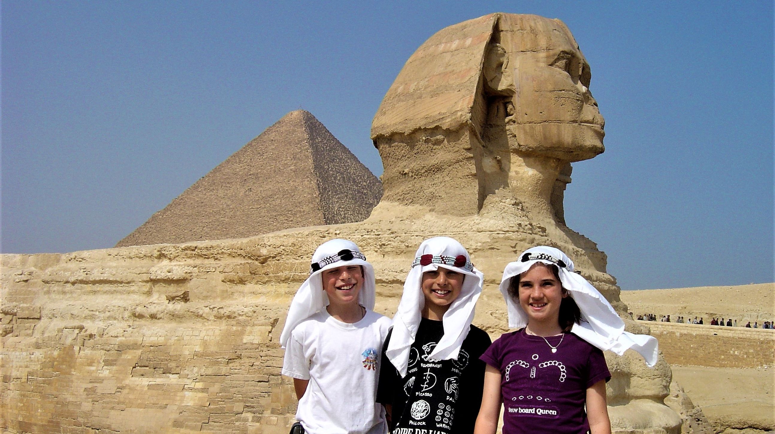 kids in front of sphinx